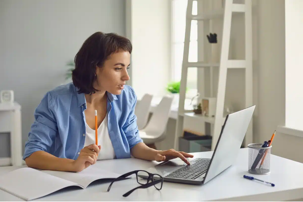 Instructor recording an engaging online course presentation with ring light and desktop microphone